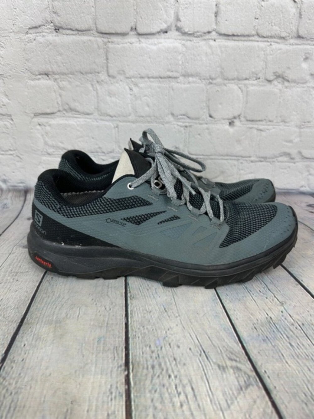 Salomon Outline GTX hiking shoes men’s size 9